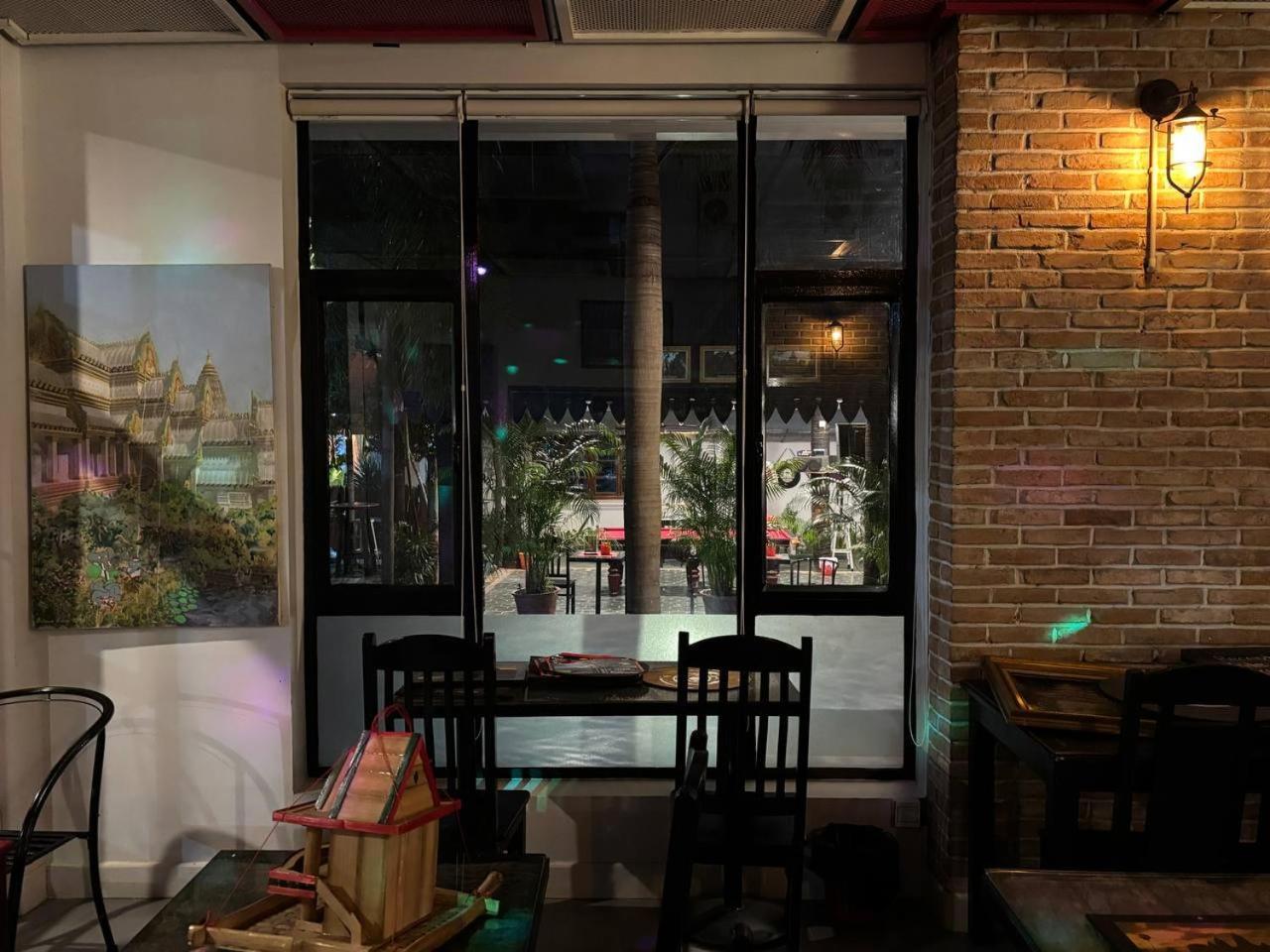 White Monkey Hotel Siem Reap Bagian luar foto