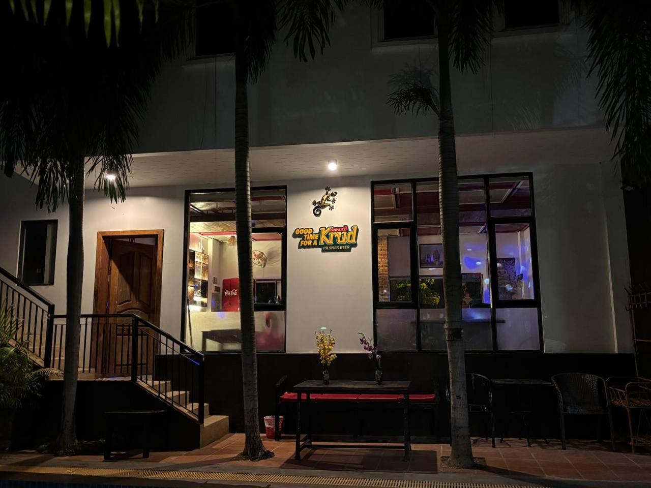 White Monkey Hotel Siem Reap Bagian luar foto